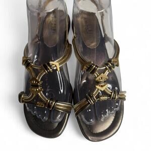 Amalfi by Rangoni gold metallic Italian leather sandals 7.5 Y2K luxe